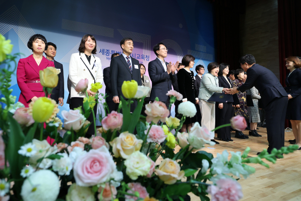 교육공무원 훈포장 전수 및 임명장 수여식 단체사진