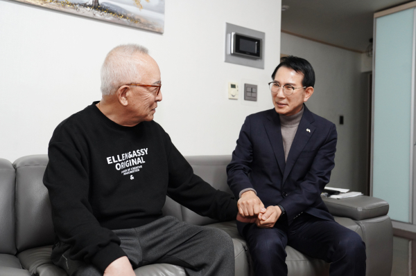 28일 이완섭 서산시장이 독립유공자 유족 김경호 씨를 찾아 위문했다