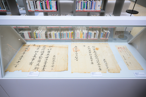 이유태 유물 전시 (왼쪽부터 유지 2점, 녹패1점)