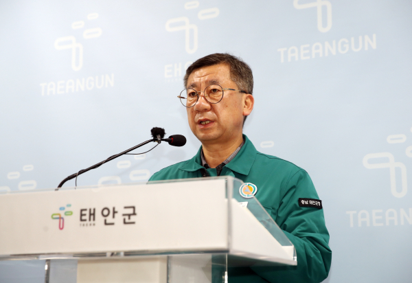 28일 군청 브리핑실에서 박준서 행정지원과장 정례브리핑 모습