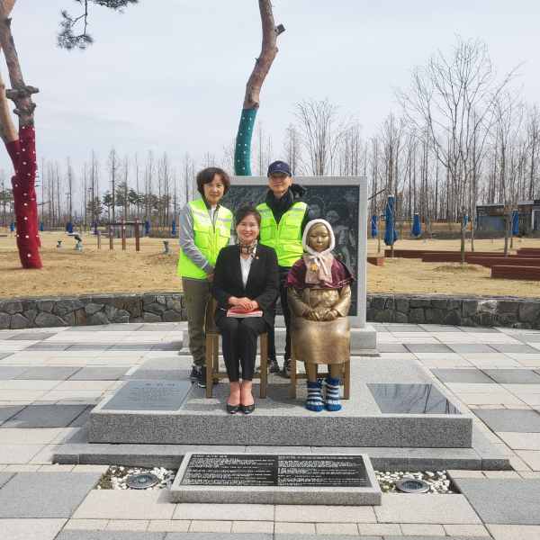 소녀상에서 자원봉사자와 함께