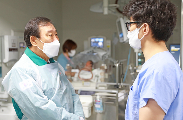 최민호 세종시장, 파업 불참 종합병원 의료진 격려 방문 모습