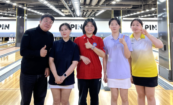 올해 볼링 국가대표에 배재대 졸업생 3명과 재학생 1명 등 총 4명이 선발됐다. 왼쪽부터 김기선 배재대 볼링부 코치, 김연주(횡성군청) 선수, 전예란(울산광역시체육회) 선수, 김민희(대전광역시청) 선수, 서예지(배재대) 선수.