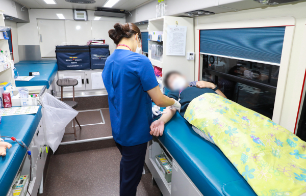 헌혈차량에서 병원 임직원들이 참여한 가운데 ‘사랑의 헌혈’ 행사 진행 모습