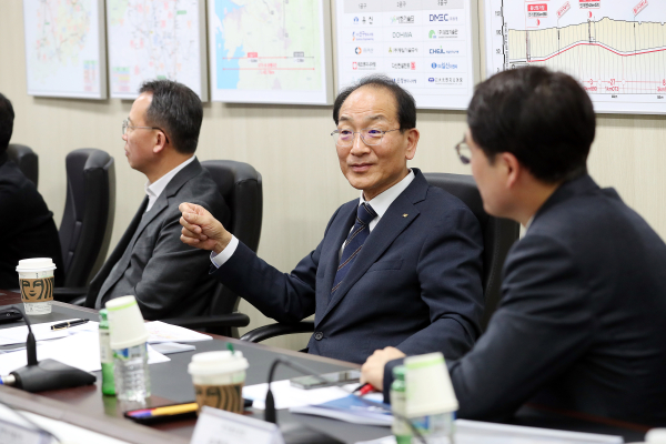 국가철도공단 이성해 이사장(오른쪽 두 번째)이 29일 GTX-B 추진현황을 점검하고 있다.
