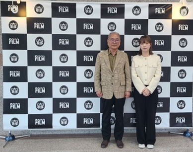 이주아 감독이 지난 28일 모교를 찾아 다큐멘터리 영화 ‘면접교섭’ 시사회를 열고 유재원 총장과 기념사진을 촬영하고 있다
