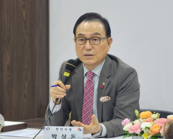 청룡동 행정복지센터를 찾은 박상돈 천안시장/사진=박동혁 기자