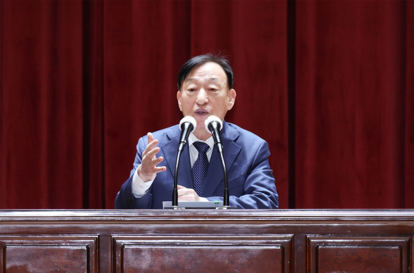 3월 월례조회를 진행 중인 설동호 교육감