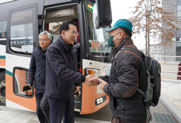 이완섭 서산시장이 첫 운행을 개시한 시외버스 탑승자의 불편사항을 직접 점검했다.