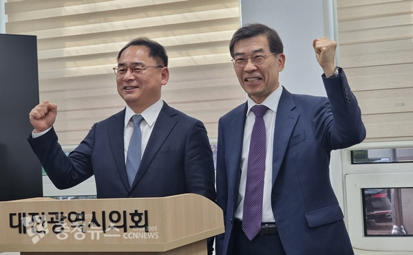 왼쪽부터 새로운미래 안필용 전 대전시 비서실장, 김찬훈 YMCA 이사장