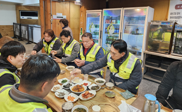 이완섭 서산시장이 환경미화원들과 식사하며 애로사항 등 청취 모습