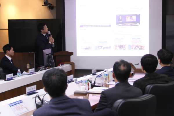 7일 충남 태안 본사에서 중소벤처기업부, 8개 협력사와 상생결제 확산을 위한 간담회를 진행했다. 사진은 서부발전 관계자가 상생결제 우수 사례를 발표하는 모습