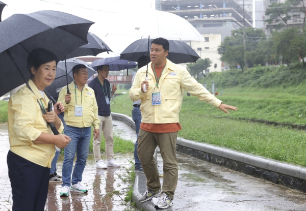 ‘천안천 지역 명소화를 위한 연구모임’ 의원들과 관계부서 직원이 천안천을 살피고 있다/이병하 의원 제공