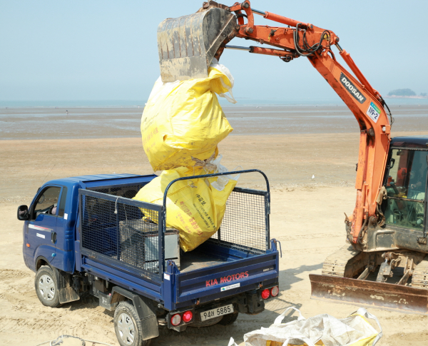 해안가 쓰레기 수거 모습(2021년 태안 남면).