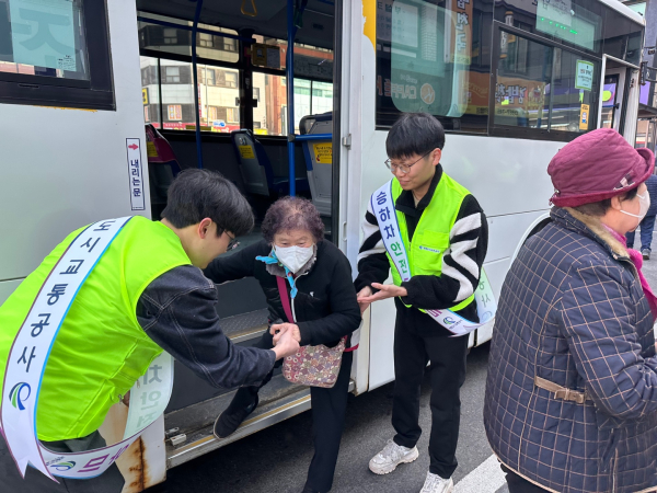 14일부터 세종시의 대표 시장인 세종전통시장(조치원)과 금남대평시장(대평동)에서 승하차도우미 활동