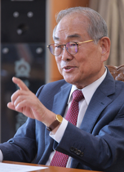 유재원 총장이 ESG경영에 대해 설명하고 있는 모습