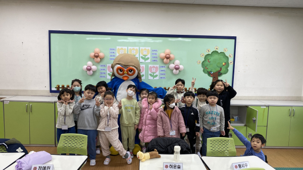 광석초 학생들 모습. 탈을 쓴 인물이 김주현 교장이다