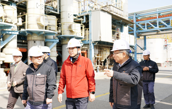 이완섭 서산시장이 15일 대산읍 독곶리에 위치한 ㈜한농화성을 방문해 기업 현장을 격려했다,