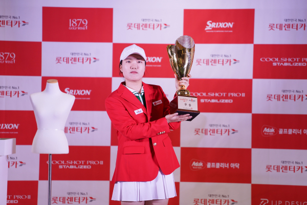 지난 17일, 대전 골프존조이마루에서 열린 ‘롯데렌탈 롯데렌터카 GTOUR WOMENS 3차 결선 시상식에서 우승자 심지연이 우승 세리머니를 하고 있다.