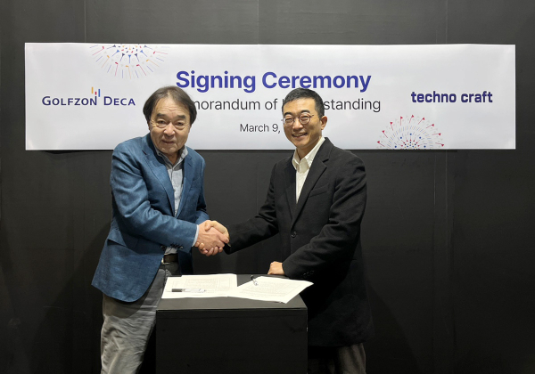 지난 9일, 골프존데카 정주명 대표이사(사진 우측)와 테크노크래프트 마사나리 토가사카 대표이사가 기념 사진을 촬영하고 있다.