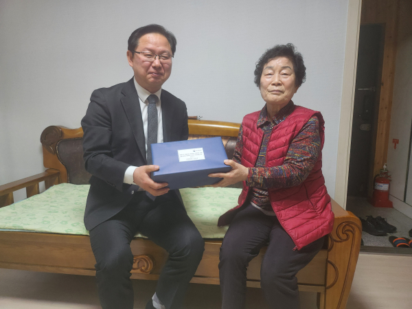 강만희 대전지방보훈청장(좌)이 고 조천형 상사의 유족(모 임현순)에게 위문품을 전달하고 있다