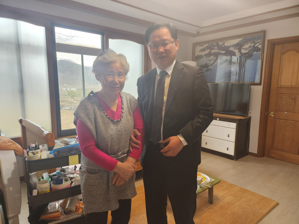 강만희 대전지방보훈청장(우)이 고 민평기 상사의 유족(모 윤청자)과 함께 하고 있다