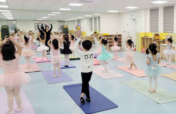 지난 19일 태안 공동육아나눔터에서 진행된 ‘어린이 발레’ 프로그램 모습.