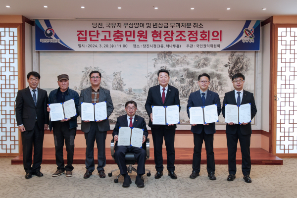 현장조정회의 사진: 왼쪽부터권익위원회 상임위원 권석원, 하궁원리이장 박정규, 상동리이장 류제구, 권익위원장 유철환, 시장님, 한국자산관리공사 대전충남지역본부 부장 이강철, 한국농어촌공사 대전지역본부장 이민수