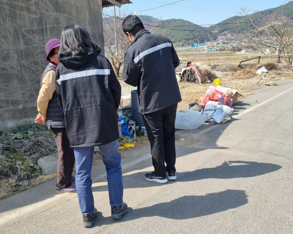 지난 18일 인지면 성2리 일원에서 점검반이 불법소각 예방을 위해 홍보 활동을 진행했다.