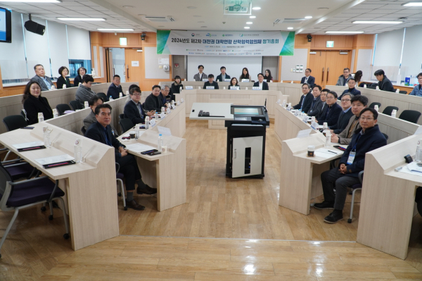 지난 20일 교내에서 ‘2024년도 제2차 대전권 대학연합 산학협력협의체 정기총회’를 개최하고 참석한 회원교 관계자들이 기념촬영을 하고 있다.