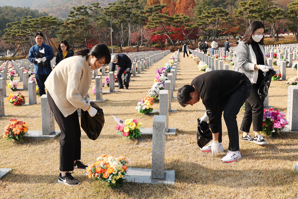 목원대 직원들이 국립대전현충원 묘역에서 봉사활동을 하는 모습.
