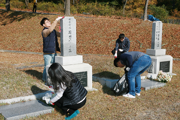 목원대 직원들이 국립대전현충원 묘역에서 봉사활동을 하는 모습.