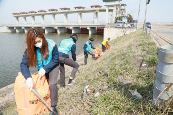 22일, 세계 물의 날 맞아 석문방조제 일원에서 해양 환경 정화 활동 진행 모습