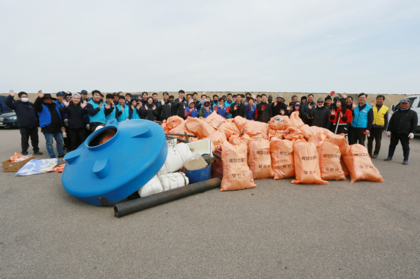 22일, 세계 물의 날 맞아 석문방조제 일원에서 해양 환경 정화 활동 진행 모습