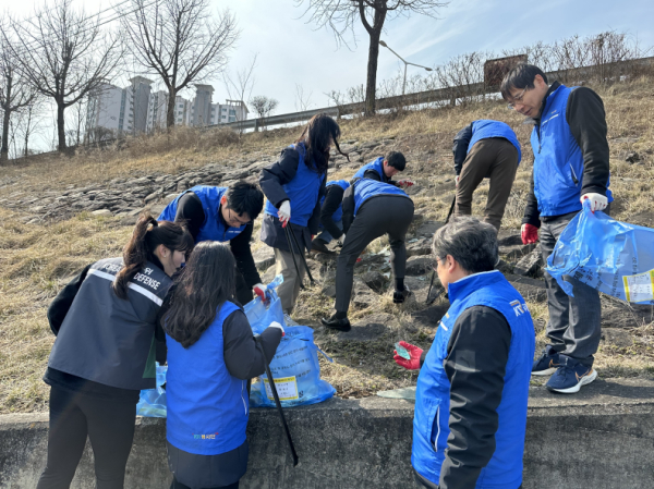 22일, 국가철도공단 강원본부 직원들이 국토대청결운동에 참여하여 환경정화 활동을 시행하고 있다.