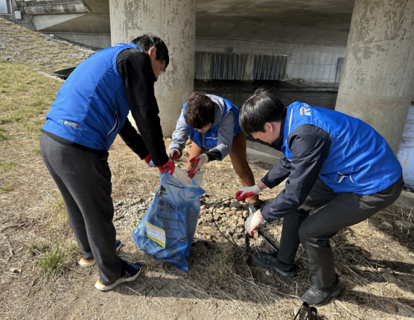 강원본부 직원들이 국토대청결운동에 참여하여 환경정화 활동을 시행하고 있다.