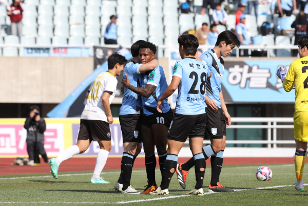 24일 천안종합운동장에서 진행된 ‘2024 하나은행 코리아컵’ 2라운드 양산어곡FC와의 경기에서 선제골을 터트린 천안시티FC 파울리뇨 선수가 동료들과 기뻐하고 있다/한국프로축구연맹 제공