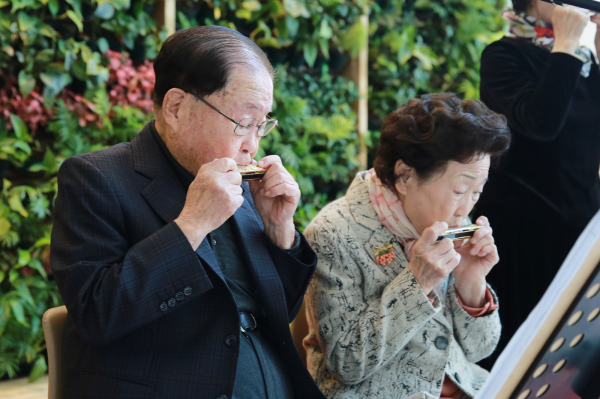 김희수 건양대 명예총장 부부 하모니카 연주 모습