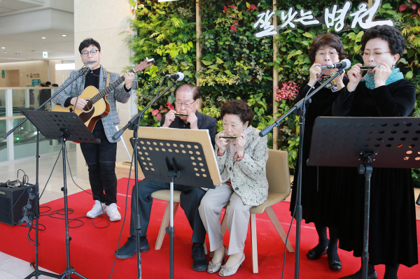 아이빅원하모니카앙상블과 김희수 명예총장 부부