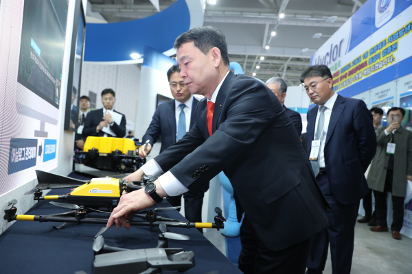 윤석대 한국수자원공사 사장(사진 가운데)이 지난 22일 국내 물산업 분야 대표 전시회인 ‘워터코리아(WATER KOREA)’에서 한국수자원공사 홍보관을 찾아 스마트 댐 안전관리를 위한 전용 드론을 살펴보고 있다.
