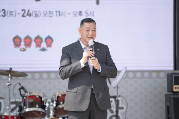 사백년 인절미 축제에서 최원철 시장 축사 모습