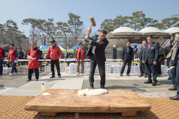 사백년 인절미 축제장에서 떡메치기 도전하는 최원철 시장 모습