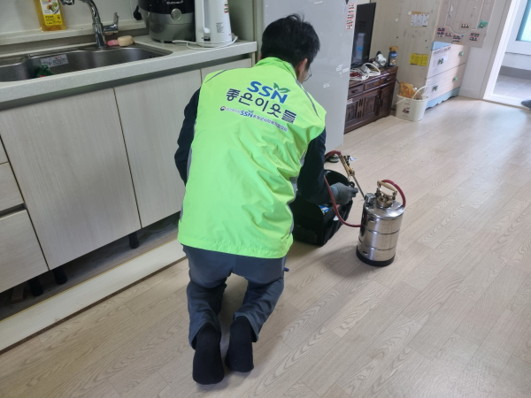 청소 후 방역소독 중인 대상자의 집