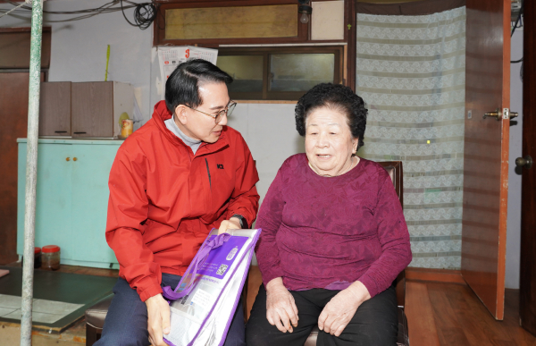 지난 25일 이완섭 서산시장이 우유배달에 직접 나서 어르신의 안부를 묻고 사업을 점검했다.