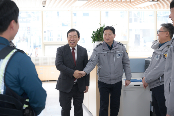 최민호 시장 청사지구대 방문해 김경모 지구대장과 악수 모습