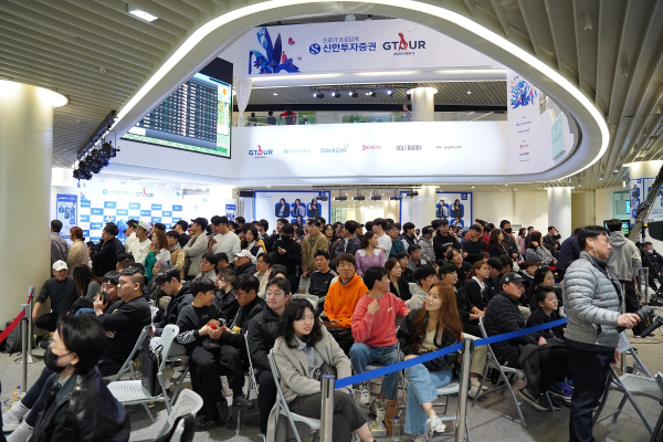 골프존조이마루 현장에서 많은 갤러리들이 선수들을 응원하고 있다.