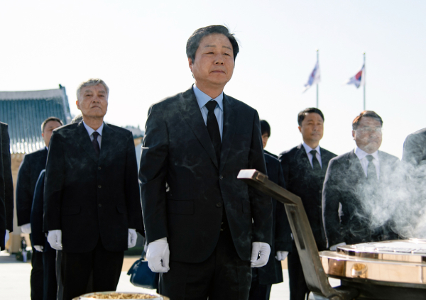 충남대학교 제20대 김정겸 총장 현충원 참배 모습