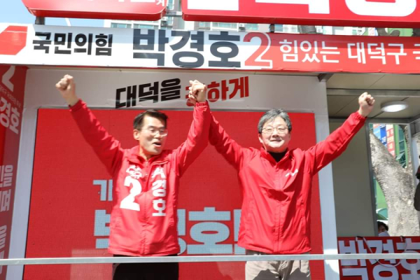 유승민 전 의원은 1일 대덕구 법동 보람아파트에서 박경호 후보 유세를 지원했다. (박경호 후보 캠프 제공)<br>