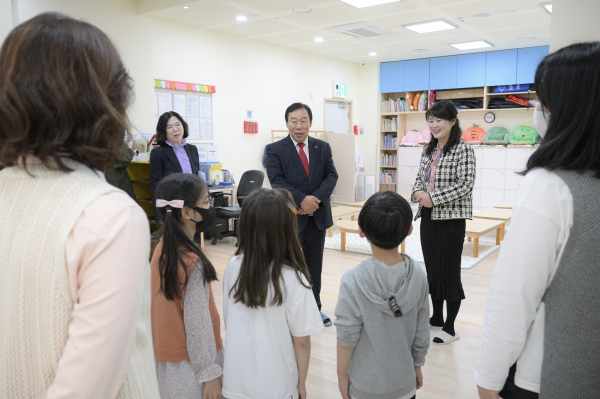 최민호 시장 새롬다함께돌봄센터 방문 모습