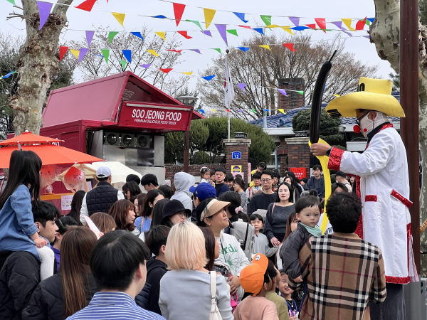 2024 테미봄축제 사진(키다리 풍선쇼 모습)